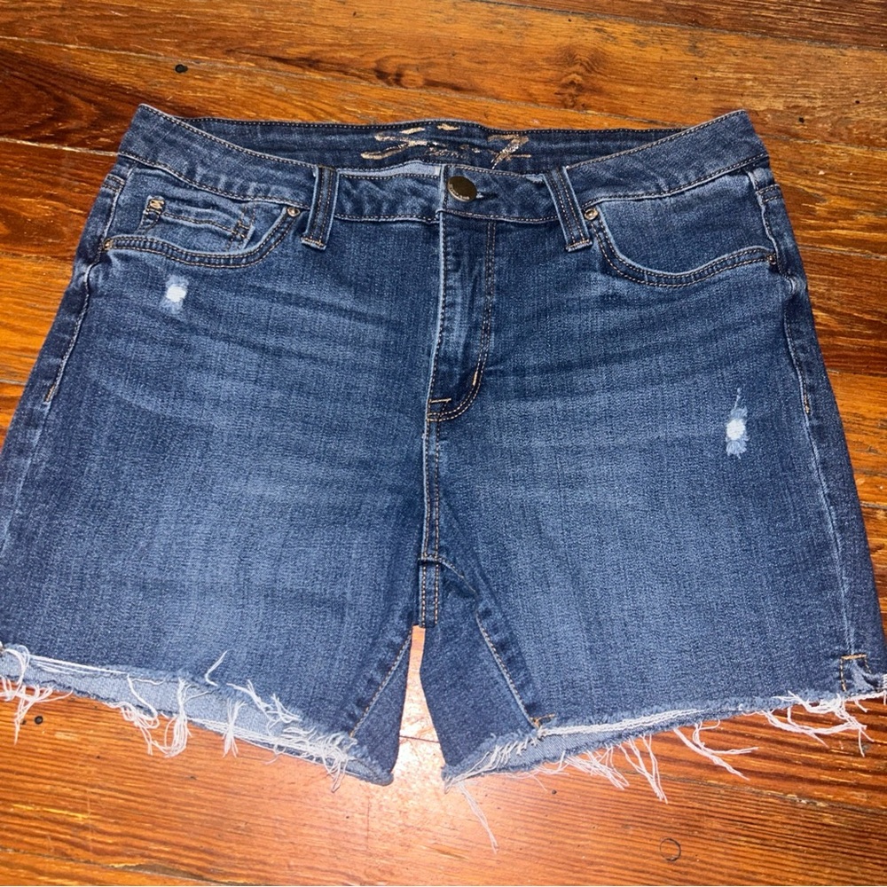 Women’s Seven for all Mankind shorts size 10 distressed